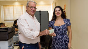Prefeito de Ribeirão Claro recebe novo título eleitoral após recadastramento biométrico