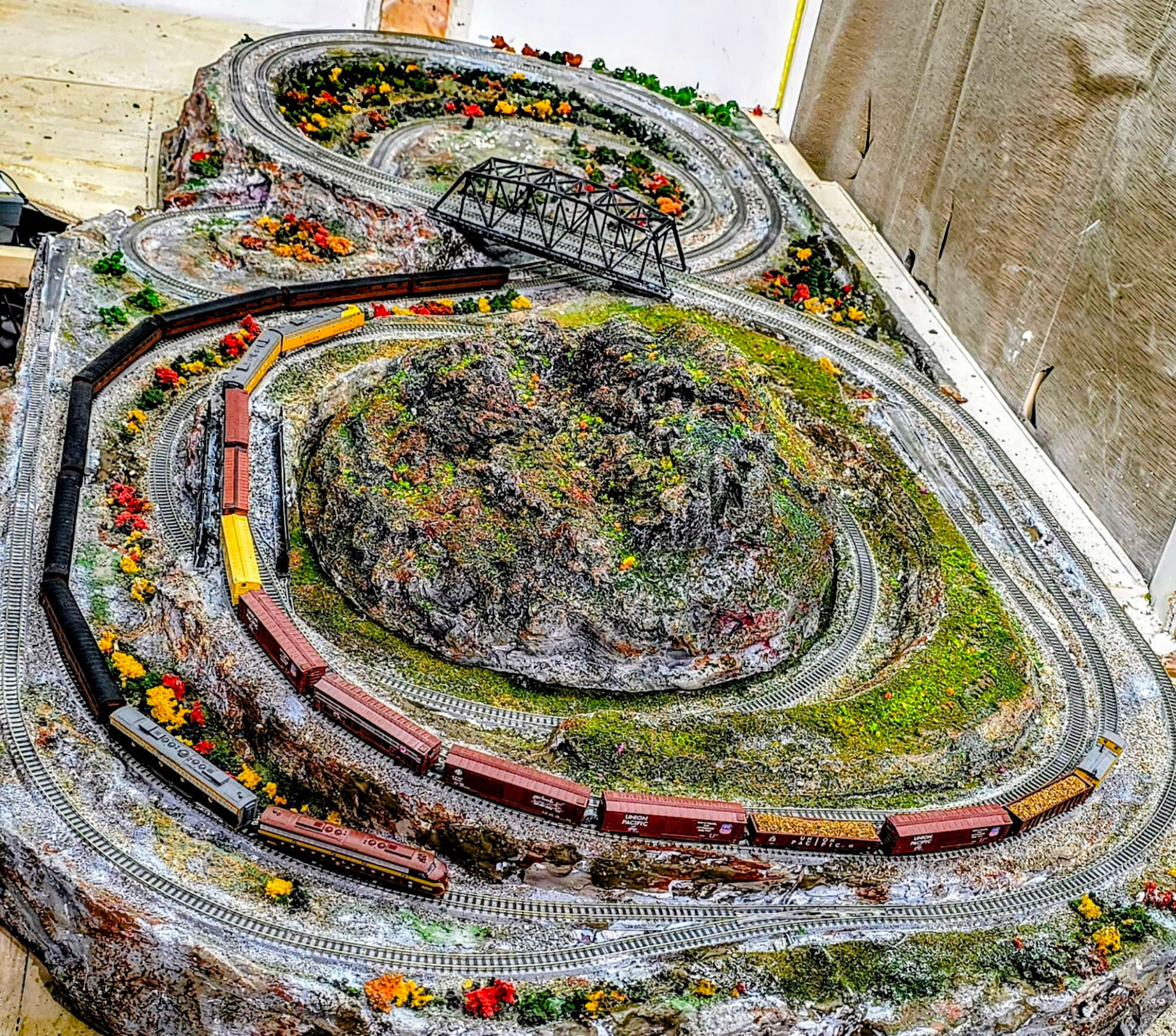 Z15: 3 -track, Figure 8 (63" x 34") for long American-Style trains