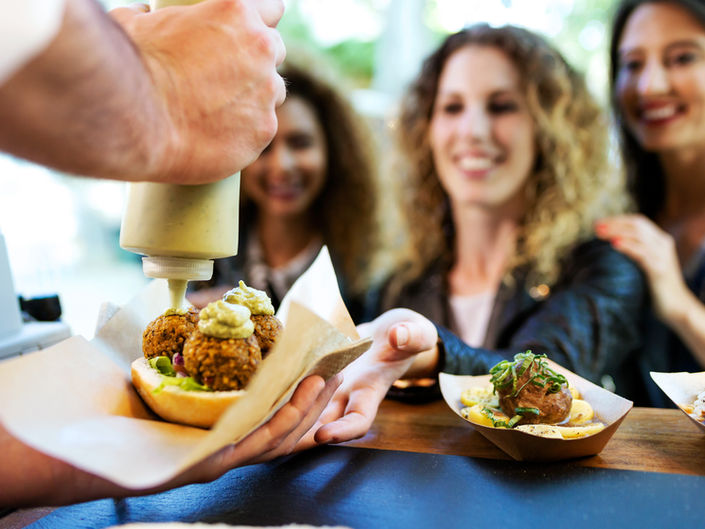 Gourmer Event & Catering ist bekannt für seinen kreativen und innovativen Stil. Mit vielen Jahren Erfahrung in der Gastronomiebranche hat sich das Unternehmen auf die Organisation hochwertiger Veranstaltungen und exklusiver Catering-Angebote spezialisiert.