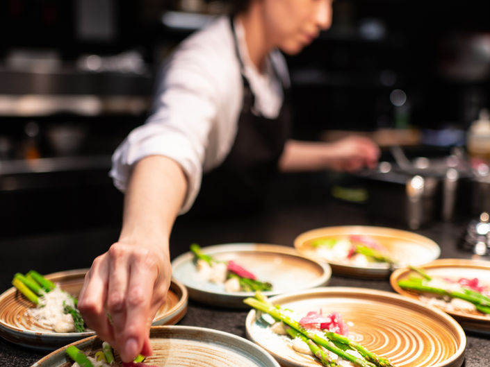 Gourmer Event & Catering ist bekannt für seinen kreativen und innovativen Stil. Mit vielen Jahren Erfahrung in der Gastronomiebranche hat sich das Unternehmen auf die Organisation hochwertiger Veranstaltungen und exklusiver Catering-Angebote spezialisiert.