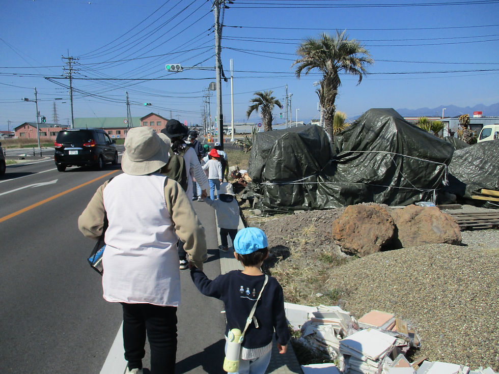 職員と手を繋いで歩きます🧑🤝🧑
