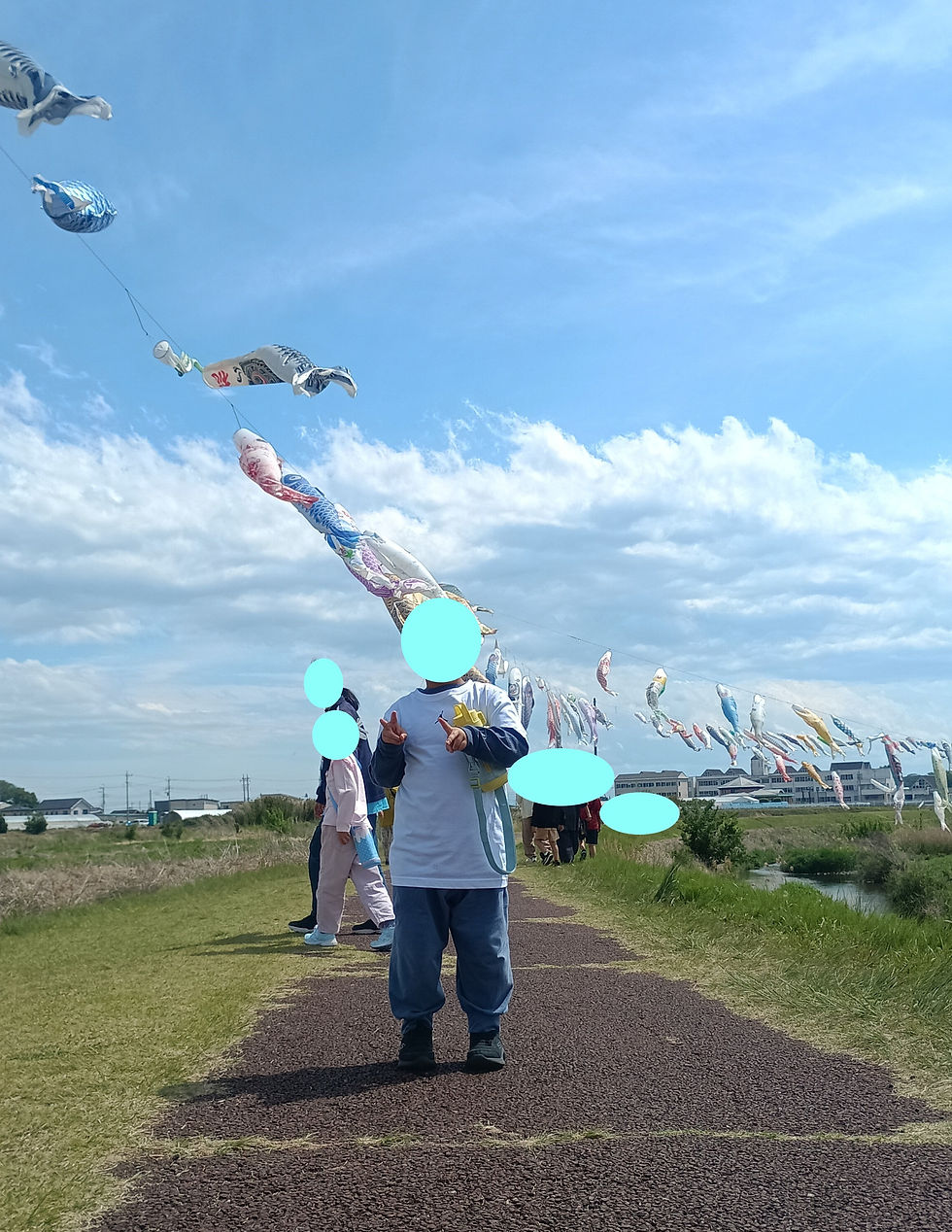大好きなこいのぼりの前でピース✌✨