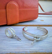 zipperデザインのバングル