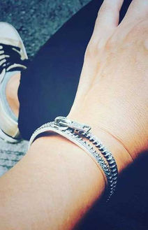 zipperデザインのバングル