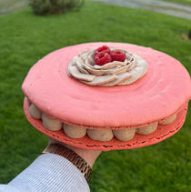 Macaron géant chocolat-framboise composé de 2 coques à macarons, d'une ganache montée chocolat noir, d'un gel framboise et de framboises fraîches.