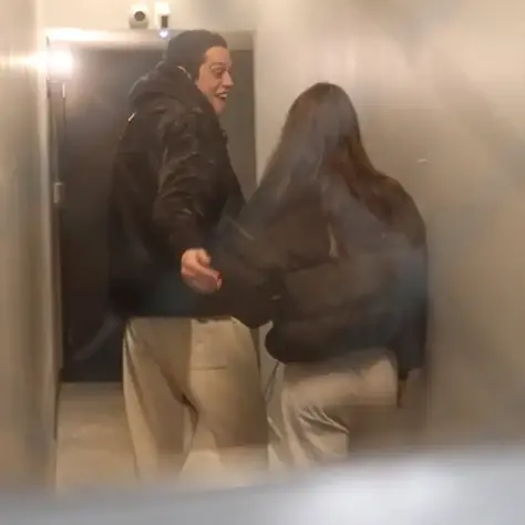 Pete Davidson y Emily Ratajkowski se ponen cómodos en las primeras fotos desde la noticia que están
