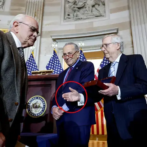 Mitch McConnell rechazado por la familia del policía del Capitolio Brian Sicknick en la ceremonia de