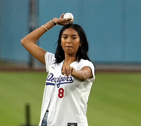 La hija de Kobe Bryant, Natalia, realiza el primer lanzamiento ceremonial mientras los Dodgers de Lo