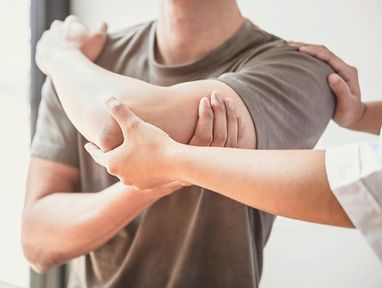 L'ostéopathe soulage le patient pour des douleurs d'épaule. Avec ses manipulations, les tensions se relâchent.