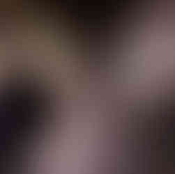 Jutowy worek z kawą z Gwatemali i ręczny młynek do kawy