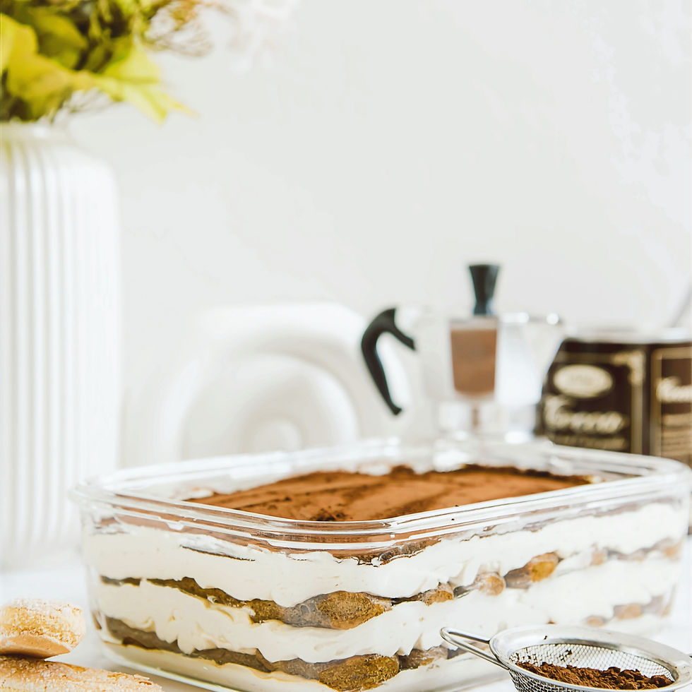 Deser tiramisu w szklanym prostokątnym naczyniu