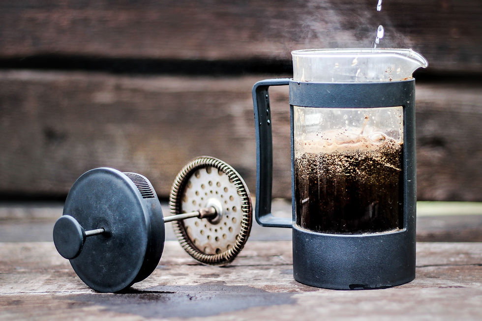 Dzbanek french press z kawą na kamiennym blacie