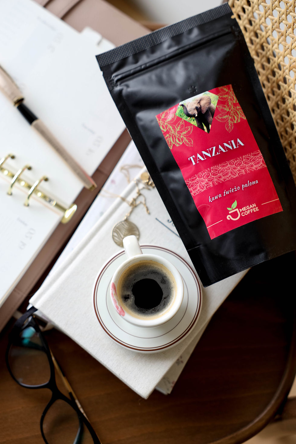 Opakowanie kawy z Tanzanii z białą filiżanką z kawą.