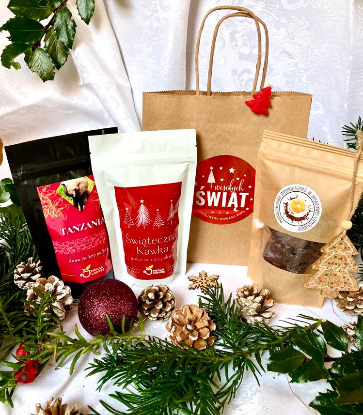 Dwa opakowania kawy, torebka z czekoladkami i świąteczne ozdoby