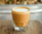 caffe latte w szklance na stole