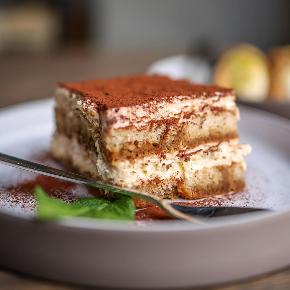 Deser tiramisu na białym talerzyku
