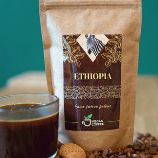 Paczka kawy z Etiopii i szklanka kawy na stole