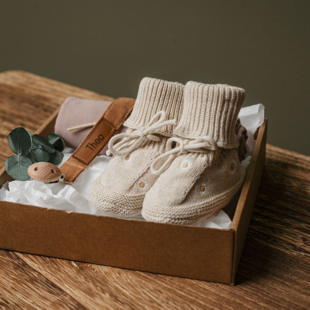 Gestrickte Babypatscherl mit Schnullerkette in Rosa – Lieblingsbegleiter Babygeschenkset von Mafee