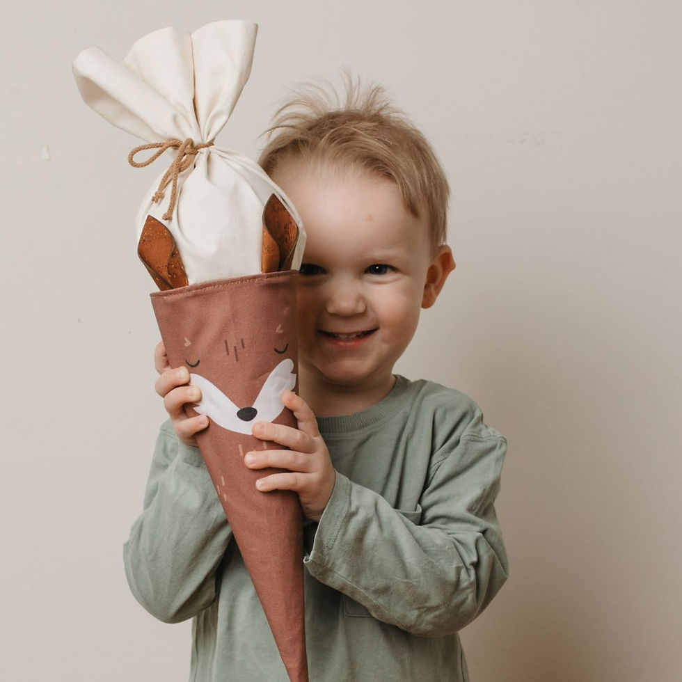 Kind hält Mafee Geschwistertüte Fuchs Finn – personalisierte Stofftüte aus Biobaumwolle mit Korkohr-Detail
