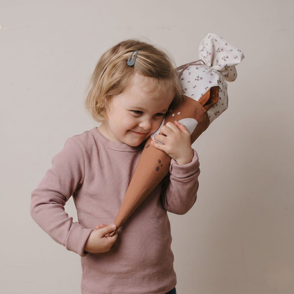 Miniaturbild: Kleinkind mit Mafee Geschwistertüte Reh Rita – personalisierte Stofftüte mit Namen aus Biobaumwolle zum Kindergarten- oder Sc