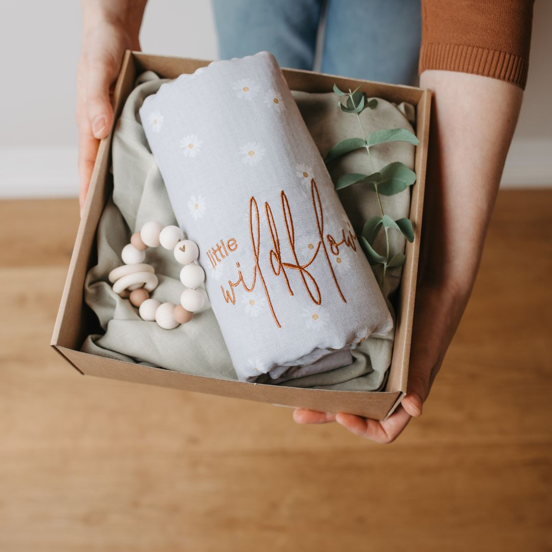 Geschenkbox mit bestickter Babydecke Gänseblümchen, Holz-Greifling