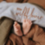 Babyfüße mit personalisierter Babydecke aus Bio-Baumwolle von Mafee