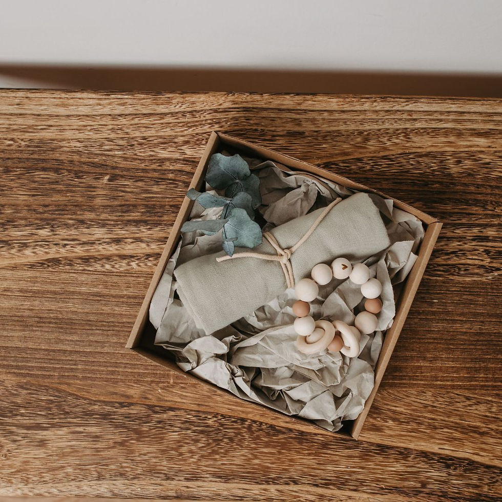 Miniaturbild: personalisierte Geschenkbox Baby mit besticktem Mulltuch, Greifling und Schnullerband von Mafee