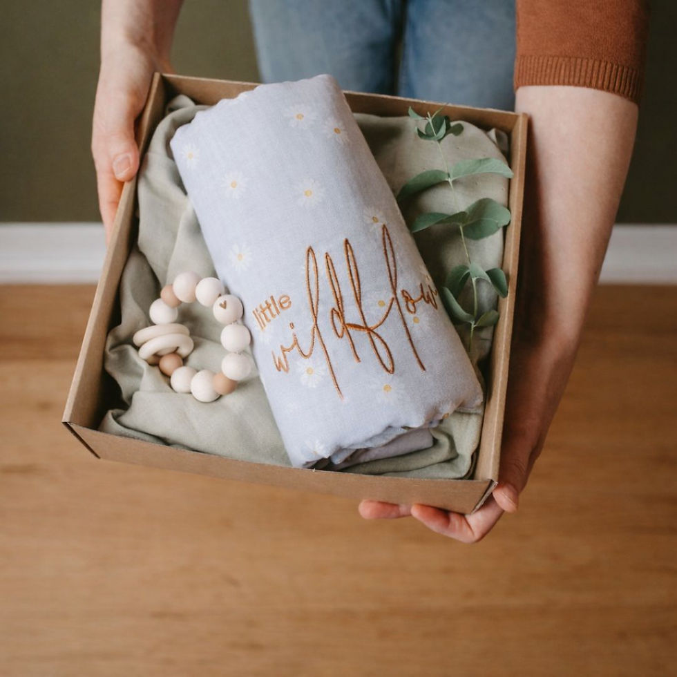 Geschenkbox mit bestickter Babydecke Gänseblümchen, Holz-Greifling