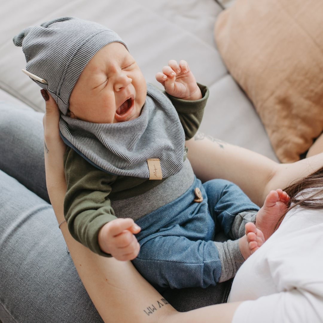 Baby mit Babyhalstuch Spucktuch aus Biobaumwolle und Knotenmütze von Mafee