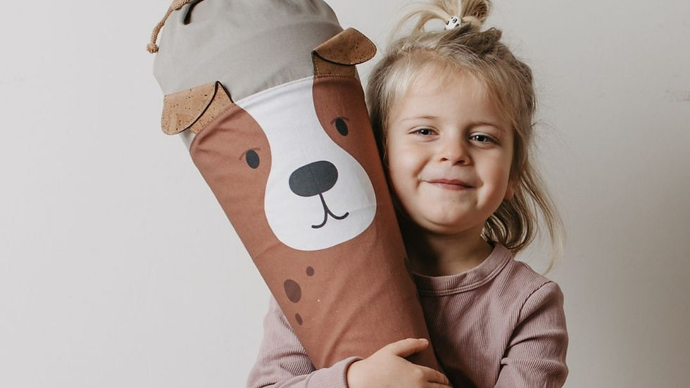 Mädchen hält Schultüte aus Stoff personalisiert mit Namen von Mafee