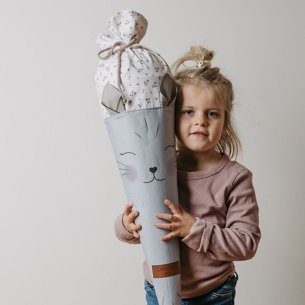 Mädchen hält personalisierte Schultüte Katze aus Stoff zur Einschulung von Mafee