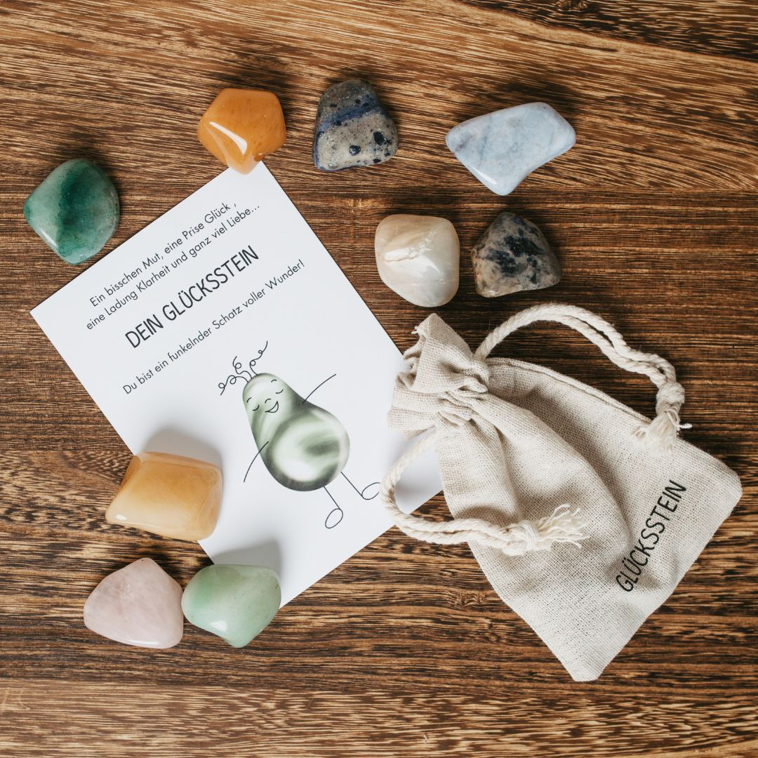 Trommelsteine mit Glücksbringerkarte und einem Leinensäckchen als Glücksstein von Mafee