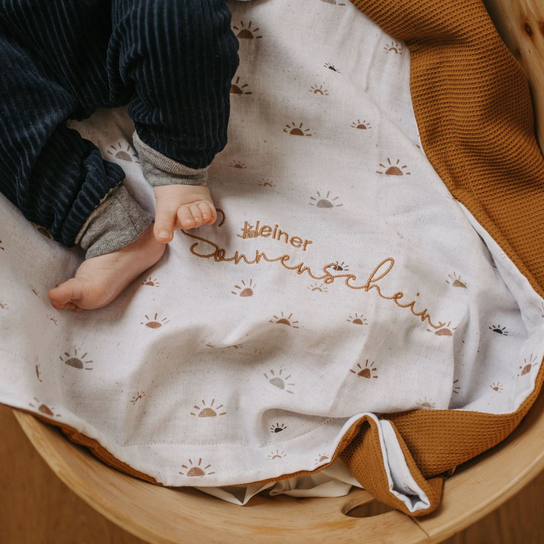 Babyfüße mit kuscheliger Babydecke aus 100% Biobaumwolle bestickt, Geschenk zur Geburt, Mafee