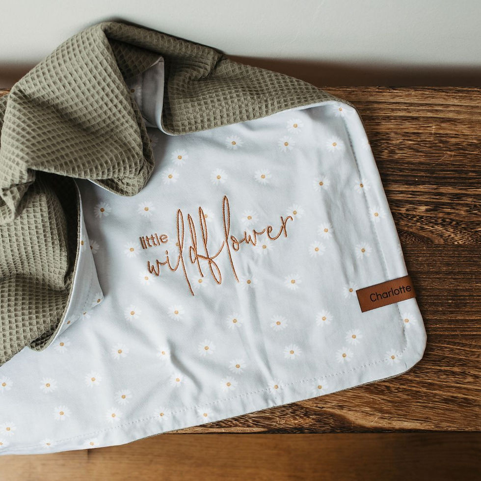 Miniaturbild: Babydecke Gänseblümchen aus Waffelstoff und Biobaumwolle mit Stickerei „little wildflower“ in sanften Naturfarben