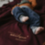 Babyfüße auf personalisiertem Geburtstuch rot aus Biobaumwolle und Tencel von Mafee