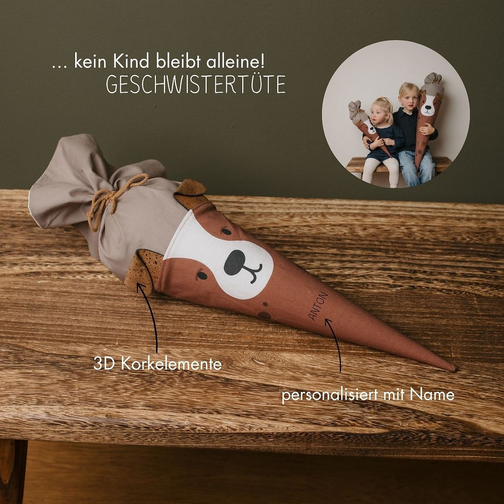 Miniaturbild: Nachhaltige Geschwistertüte aus Stoff mit Hundemotiv in Braun auf Holzbank
