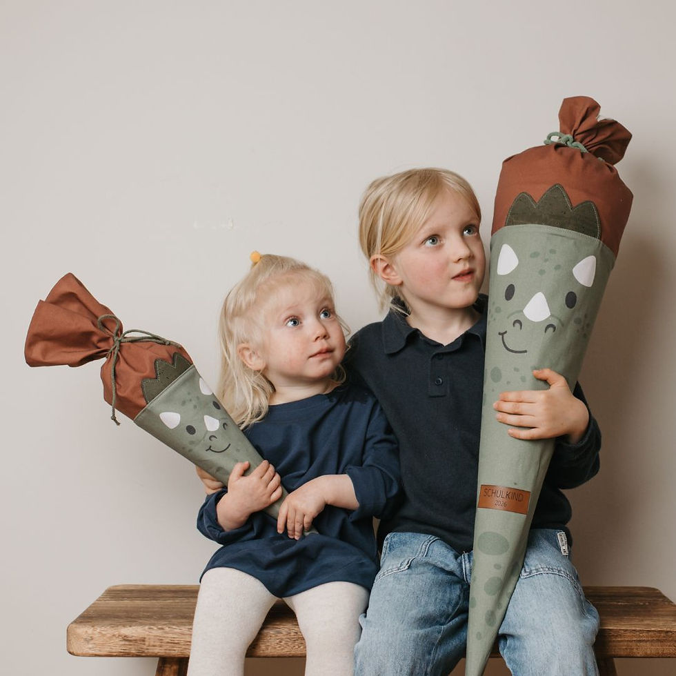 Miniaturbild: Zwei Kinder nebeneinander mit personalisierte Geschwistertüte Dino und Schultüte Dino von Mafee
