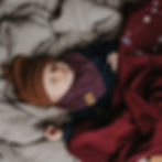 Baby eingekuschelt in personalisierter Babydecke aus Biobaumwolle bestickt mit Sternenbild von Mafee