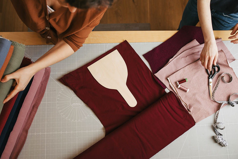 Hände arbeiten an Babygeschenken aus Biobaumwolle von Mafee