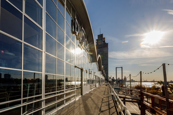 Dudok Aan De Maas Rotterdam – panoramisch uitzicht over de Maas en de Rotterdamse skyline