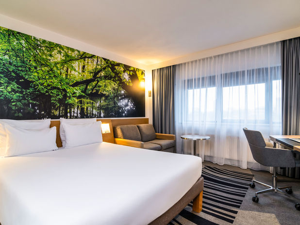 Novotel Amsterdam City – Standard room with queen bed
