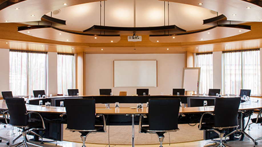 Kasteel De Vanenburg - Staetenzaal boardroom with fixed round table setup