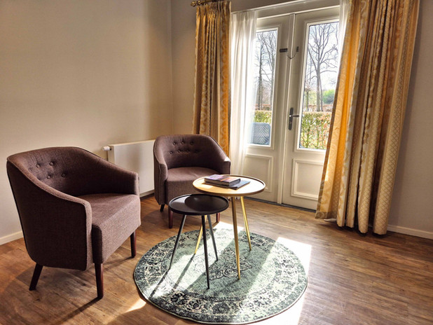 Kasteel De Vanenburg - Deluxe room separate living area with seating and desk
