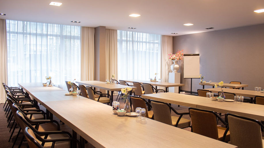 Van der Valk Hotel Vianen Utrecht – meeting room in school setup