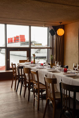 Cafe Restaurant De Baanderij Amsterdam - group table beside windows overlooking the IJ