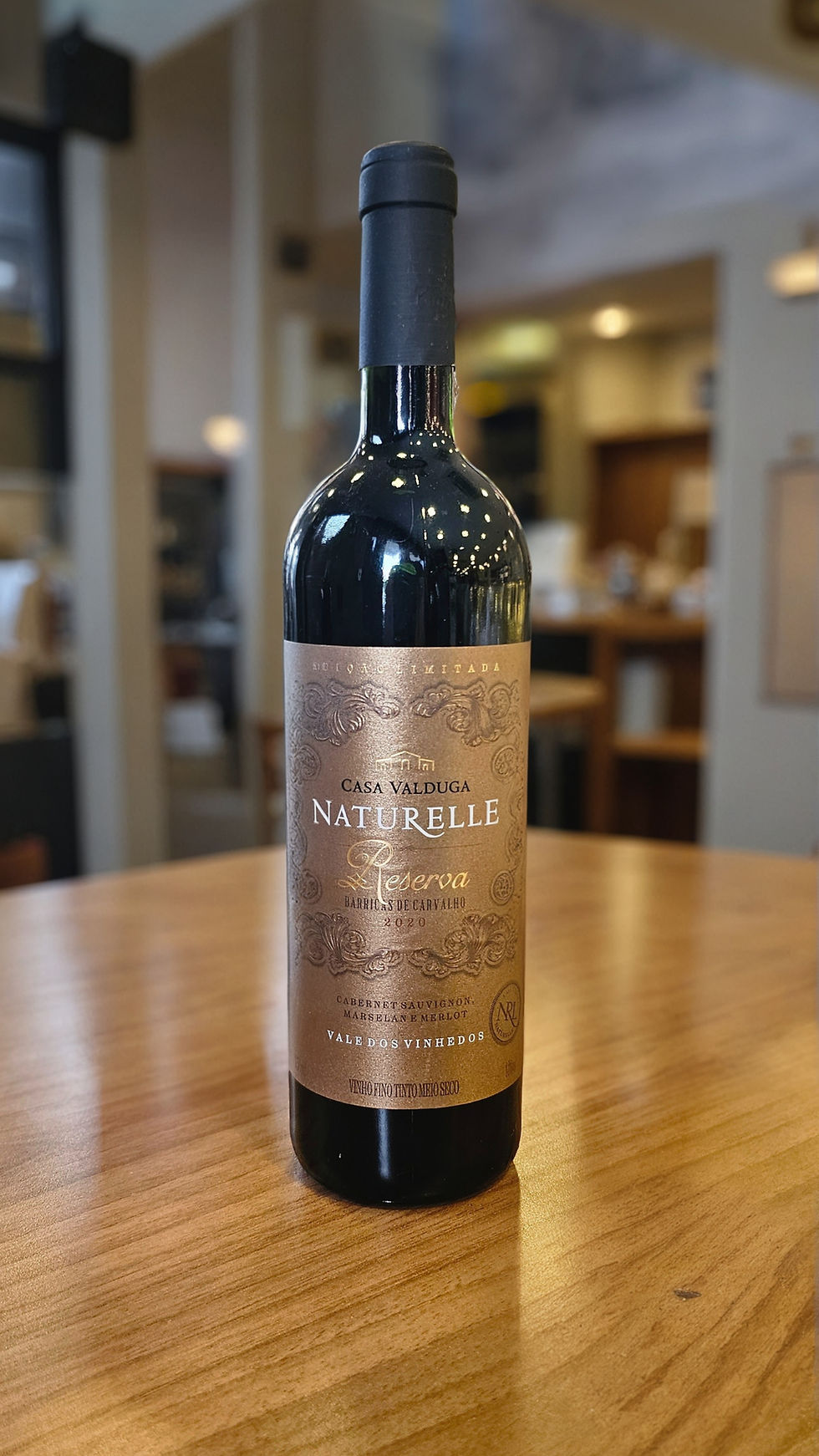 Vinho Naturelle Tinto Reserva 2020, da Casa Valduga, com aromas de frutas maduras, cassis e tabaco, ideal para queijos azuis