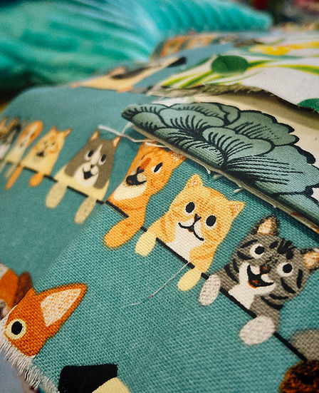 Tissu à motif chats colorés utilisé pour créations couture artisanales