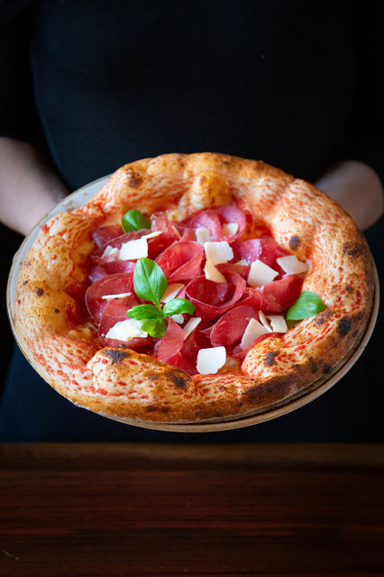 Pizza con bresaola e grana