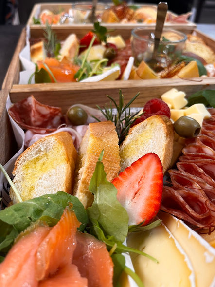 Tagliere con salumi, formaggi e mix di salatini