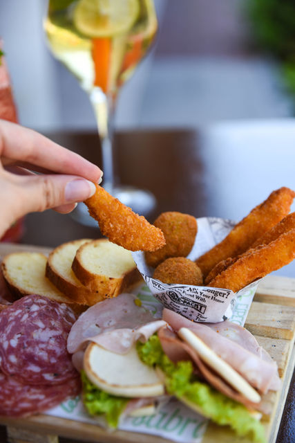 Tagliere con fritto e salumi